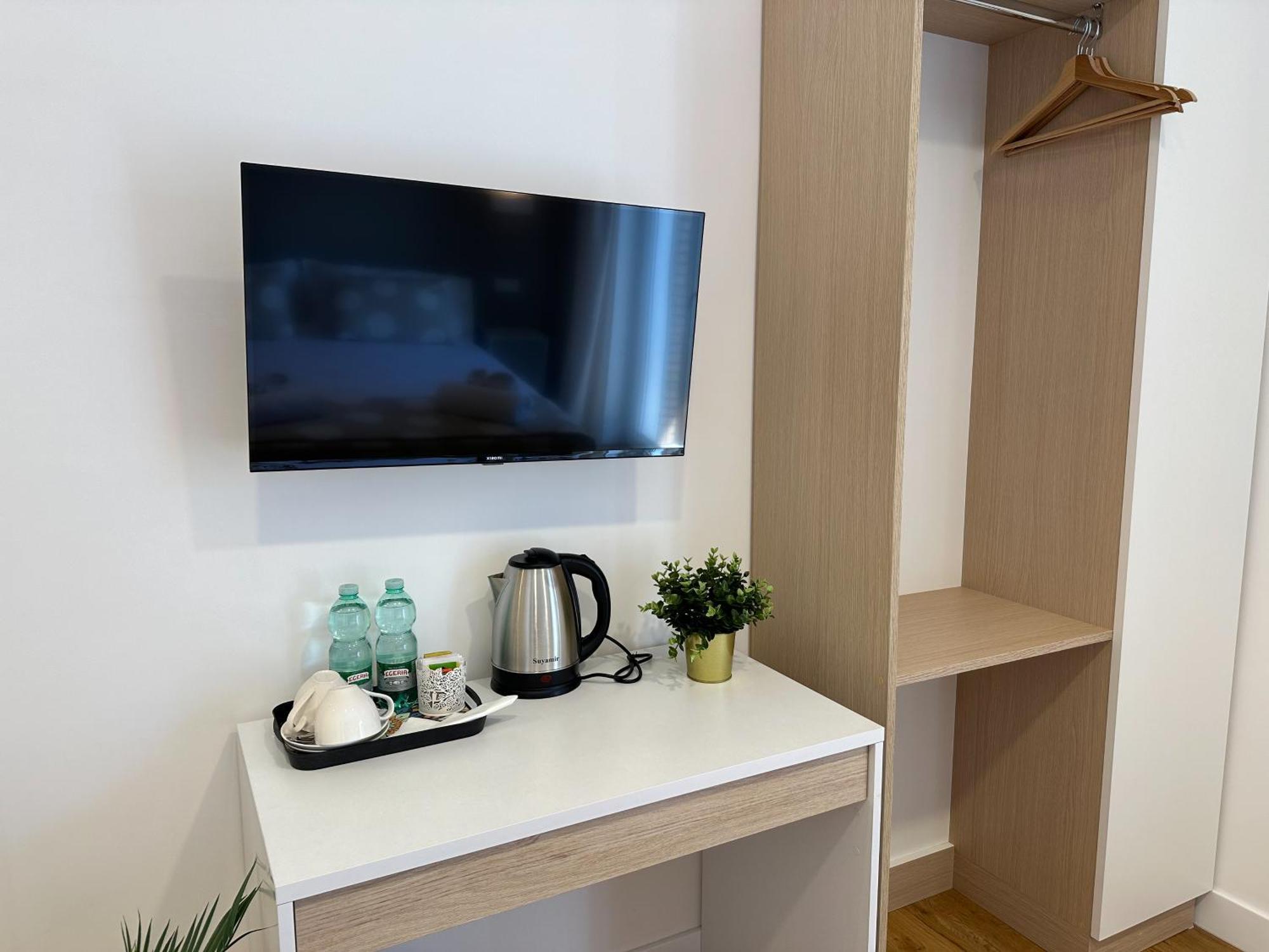 Isola 163 Guest House 菲乌米奇诺 外观 照片